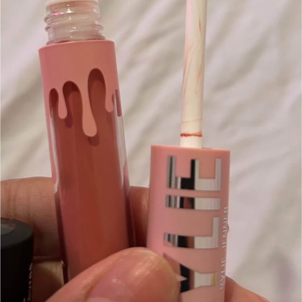 Kylie Jenner matte lipstick tone 808 - Picture 1 of 3